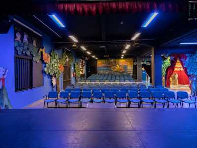 Anna Chiara ci conduce ora nella sala del teatro, che pu� ospitare 150 spettatori